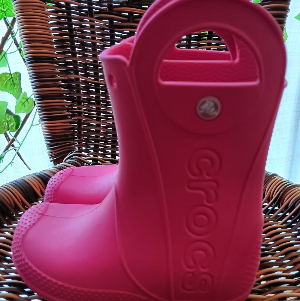 Crocs rain boots for girls, Pink color, size C11.